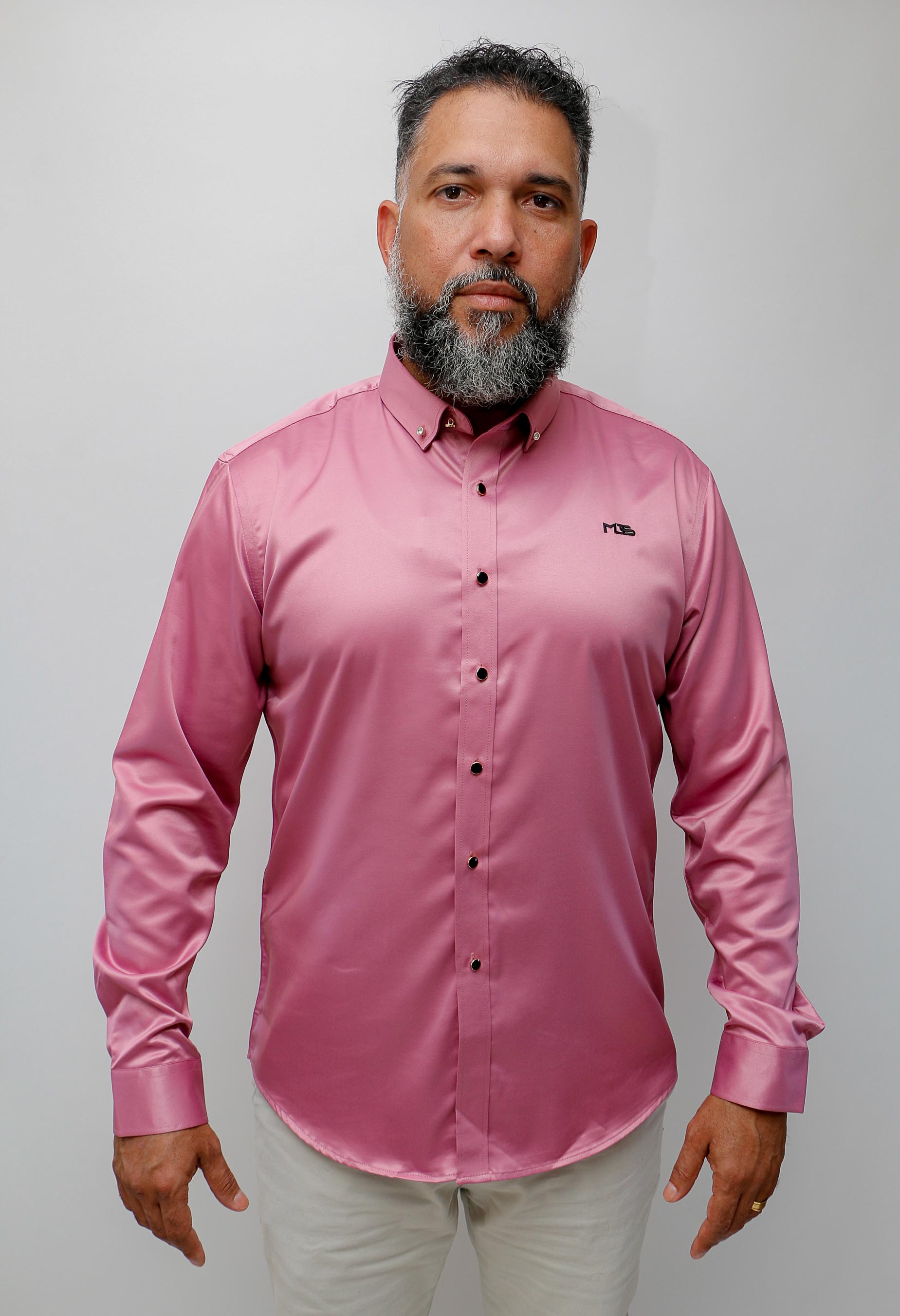Camisa masculina de manga comprida rosa, design moderno e elegante.