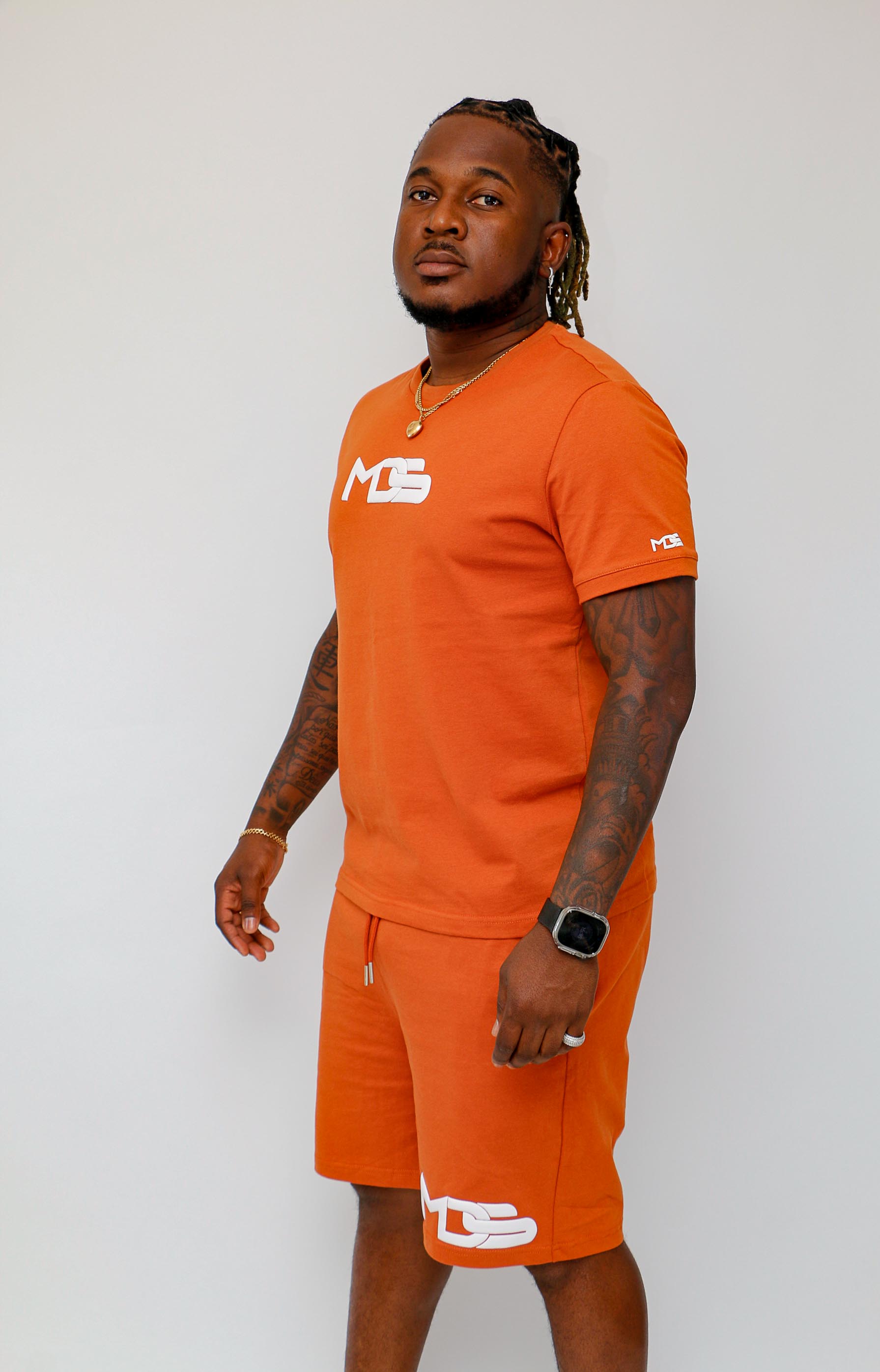 Conjunto curto masculino laranja da MDS, estilo jovem e moderno.